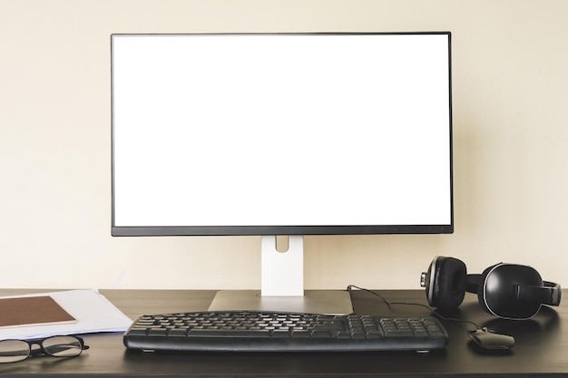 Computadora con pantalla blanca en el escritorio