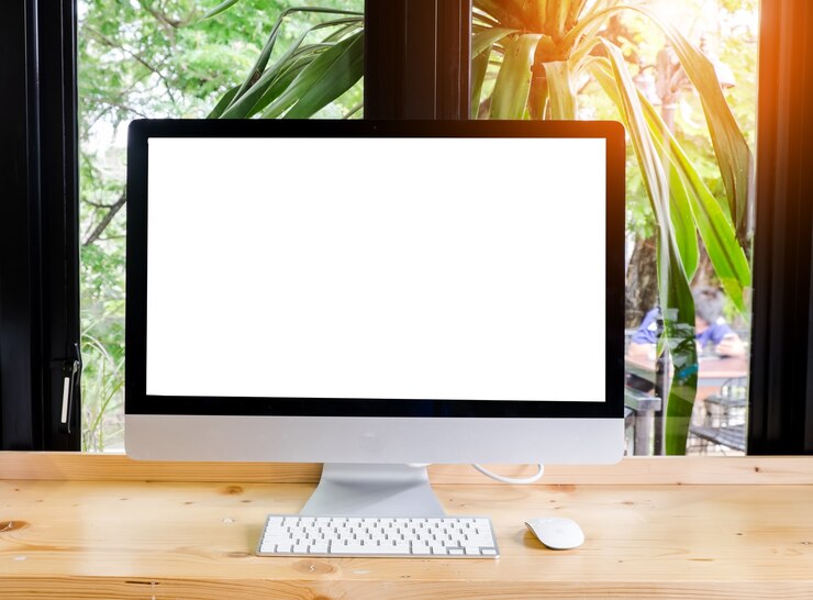 Foto computadora de pantalla en blanco