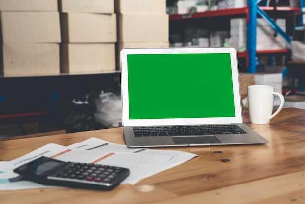 Computadora con pantalla verde en la sala de almacenamiento del almacén