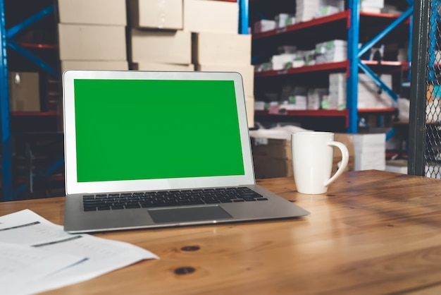 Computadora con pantalla verde en la sala de almacenamiento del almacén