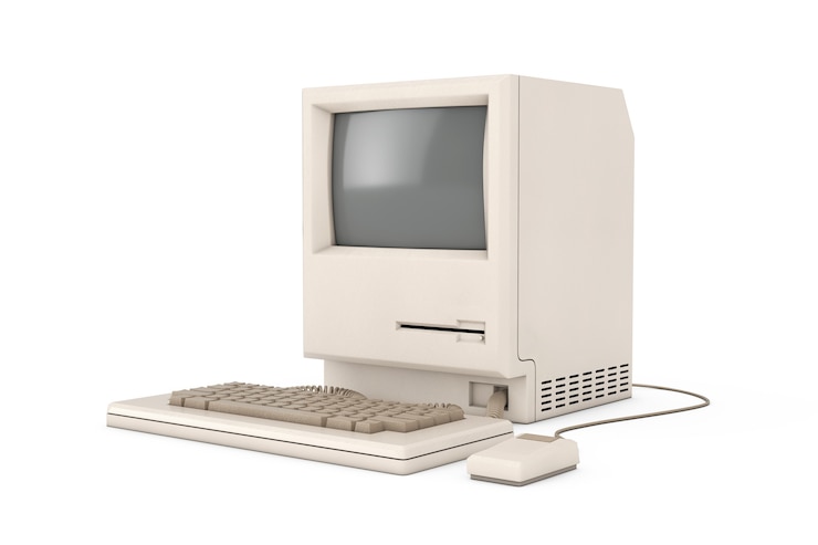 Foto computadora personal retro. la unidad del sistema, el monitor, el teclado y el mouse sobre un fondo blanco. representación 3d