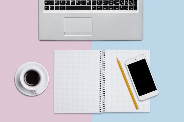 Computadora portátil, bloc de notas con páginas en blanco y lápiz