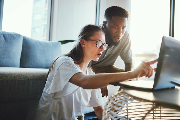 Computadora portátil de colaboración y autónomo con un hombre y una mujer emprendedores que trabajan a distancia desde casa como un equipo Negocios informáticos y planificación con un empleado masculino y femenino en el trabajo en su puesta en marcha