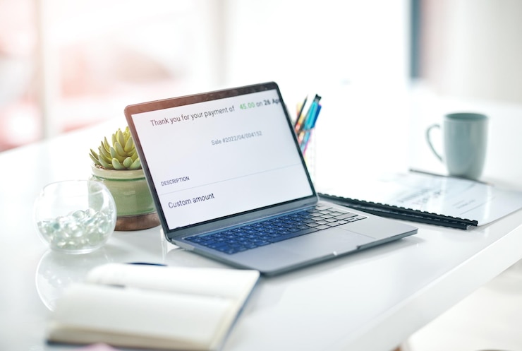 Foto computadora portátil de confirmación de pago en línea y oficina vacía con recibo de pago de comercio electrónico de compras web notificación de pago digital y venta de transacciones de computadora en un sitio web con espacio de trabajo aislado