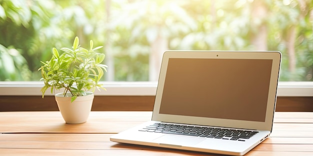 Computadora portátil descansando sobre una elegante mesa de madera