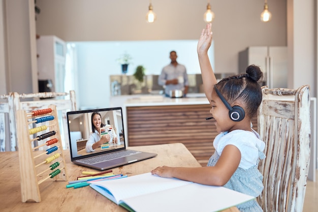 Foto computadora portátil de educación en el hogar y maestra con niño para educación y enseñanza en el hogar educadora de clase virtual y alumna levantan la mano con un dispositivo digital para lecciones y temas de aprendizaje electrónico en la sala de estar