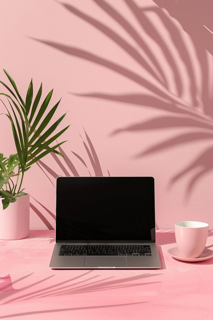 una computadora portátil está abierta y la pantalla está apagada