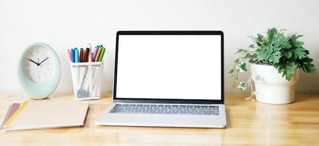 Computadora portátil con un fondo de plantilla de maqueta de pantalla en blanco