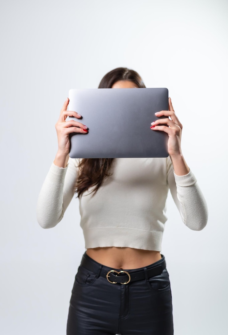 Foto computadora portátil gris sosteniendo en manos de mujer computadora moderna con dama en forma