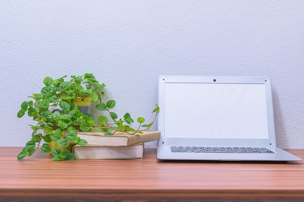 La computadora portátil del hombre de negocios está en el escritorio