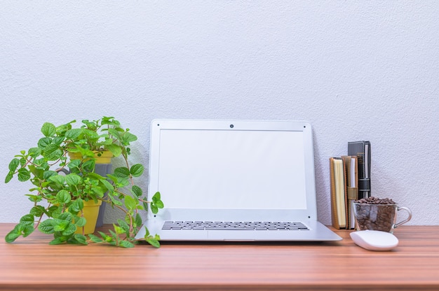 La computadora portátil del hombre de negocios está en el escritorio