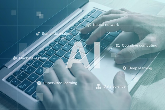 Computadora portátil con manos escribiendo en el teclado rodeada de texto e íconos relacionados con la tecnología AI