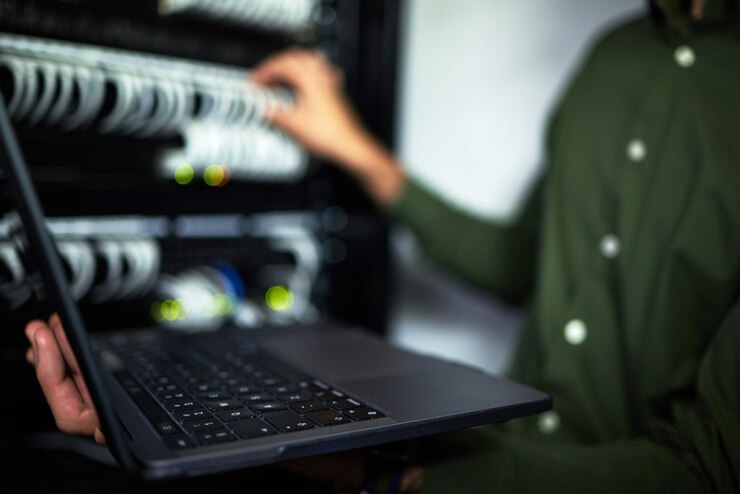 Foto computadora portátil de mantenimiento de la sala de servidores y técnico en el trabajo para seguridad cibernética y red de construcción programación de codificación y una persona o trabajador con una computadora para un sistema de conexión en el lugar de trabajo