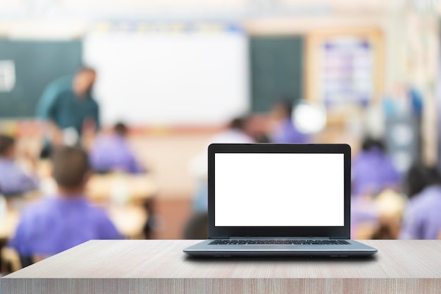 Foto computadora portátil en la mesa imagen borrosa del aula de los niños