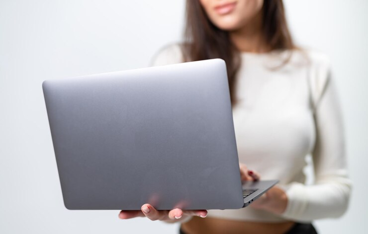 Foto computadora portátil moderna gris en manos de mujer joven dama en tela casual con computadora portátil