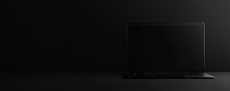 Una computadora portátil moderna que muestra una pantalla negra vacía de pie en el escritorio