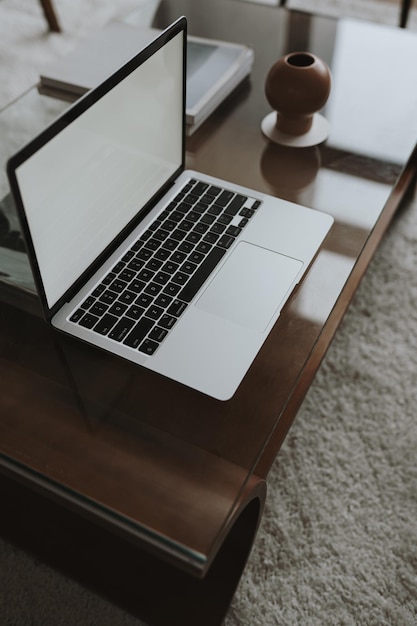 Computadora portátil con pantalla en blanco en la mesa Plantilla de diseño de interiores de espacio de trabajo de estilo estético con espacio de copia de maqueta