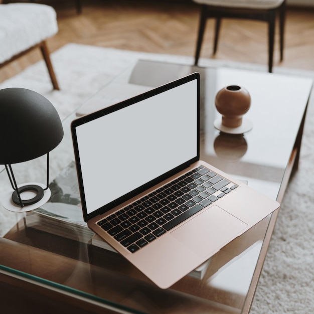 Computadora portátil con pantalla en blanco en la mesa Plantilla de diseño de interiores de espacio de trabajo con estilo de influencer estético con espacio de copia de maqueta