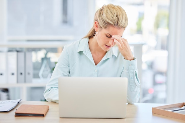 Computadora portátil de salud mental y mujer con dolor de cabeza por agotamiento de la revisión de comentarios de la investigación de inversión de cartera financiera o informe comercial Problema económico y estrés del comerciante por la caída del mercado de valores