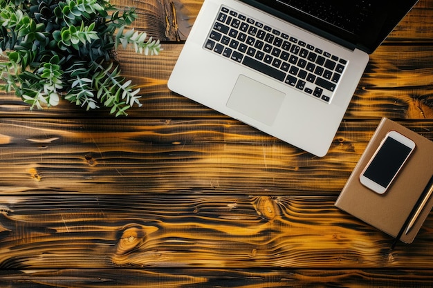 una computadora portátil se sienta en una mesa de madera con una planta en la esquina