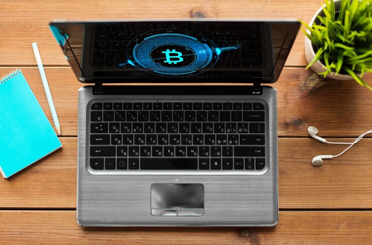Foto computadora portátil con el símbolo de bitcoin en la pantalla