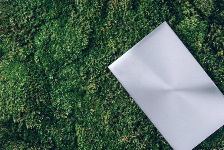 Foto computadora portátil sobre fondo de musgo de hierba verde trabajo de viaje de ecología fuera del concepto de oficina concepto de desconexión de diseño biofílico de atención plena desintoxicación digital trabajo de oficina de verano en concepto independiente de vacaciones