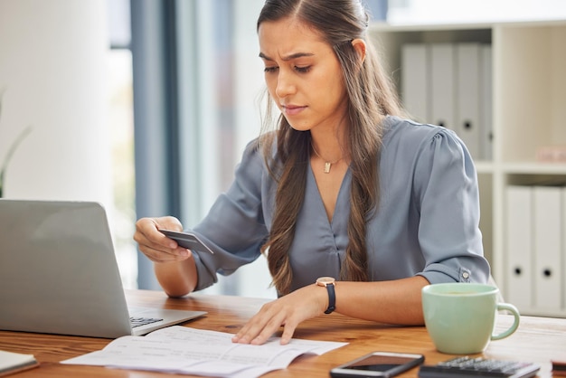 Computadora portátil con tarjeta de crédito y mujer de negocios en la oficina con fintech financiero y software bancario para el presupuesto de la solicitud de préstamo y el comercio electrónico Contador corporativo y documento de factura del trabajador y pago