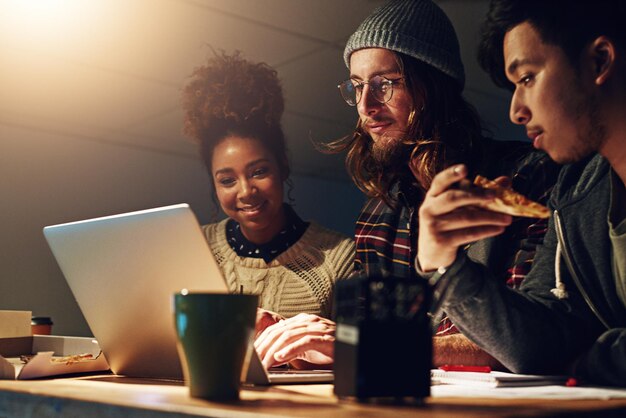 Computadora portátil de trabajo en equipo de la universidad y estudiantes que trabajan en la búsqueda web de investigación o proyecto de base de datos digital de la universidad de TI Educación aprendizaje estudio de la escuela nocturna o revisión de colaboración de análisis en línea