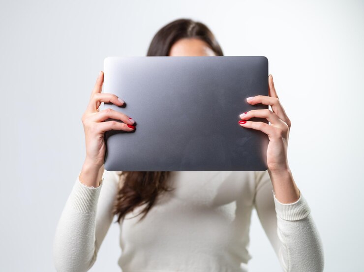 Foto computadora sosteniendo en manos de una mujer joven empresaria con una computadora portátil de nueva tecnología