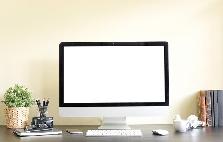 Foto computadora con suministros de oficina en el escritorio contra un fondo beige