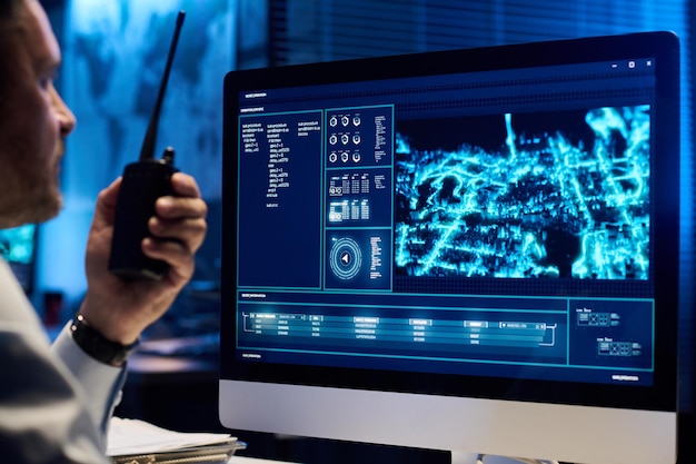 Computadora con la ubicación del ejército en la pantalla