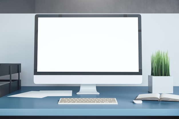Computadora de vista lateral con pantalla blanca en blanco