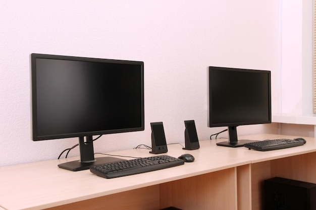 Computadoras en las mesas de la habitación