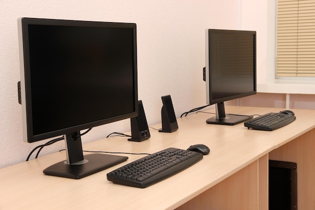Computadoras en las mesas de la habitación
