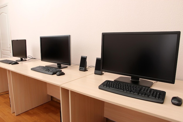 Computadoras en las mesas de la habitación
