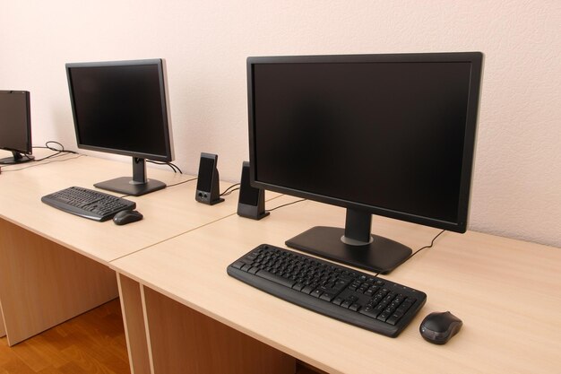 Computadoras en las mesas de la habitación