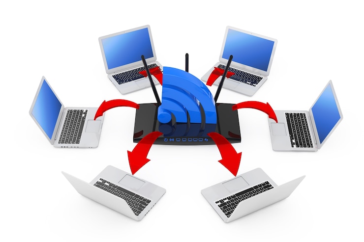 Foto computadoras portátiles dispuestas en círculo alrededor de un moderno enrutador wifi y señal wifi con conexiones de flechas rojas brillantes sobre un fondo blanco. representación 3d