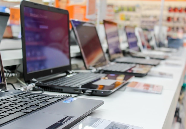 Foto computadoras portátiles en la mesa de la tienda