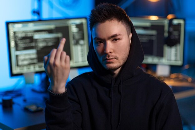 con computadoras que muestran hacker de dedo medio