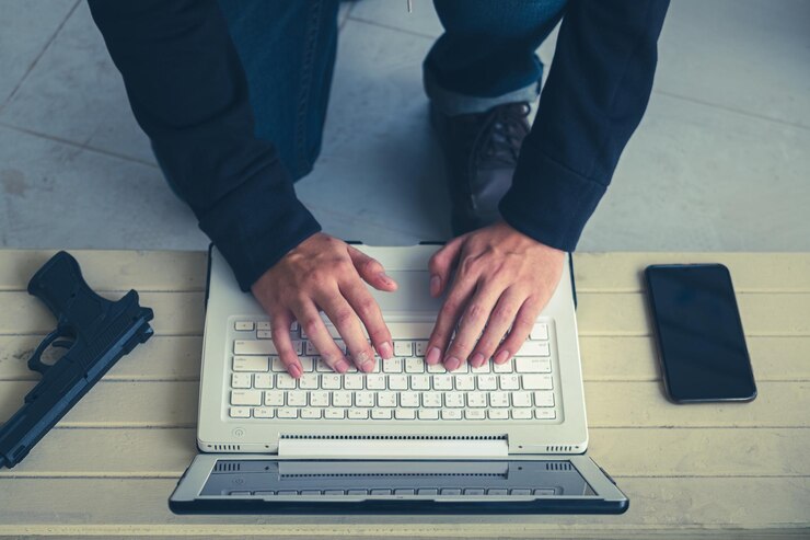 Foto las computadoras son utilizadas por los hackers negros para robar o atacar datos en los servidores cibercrimen en internet