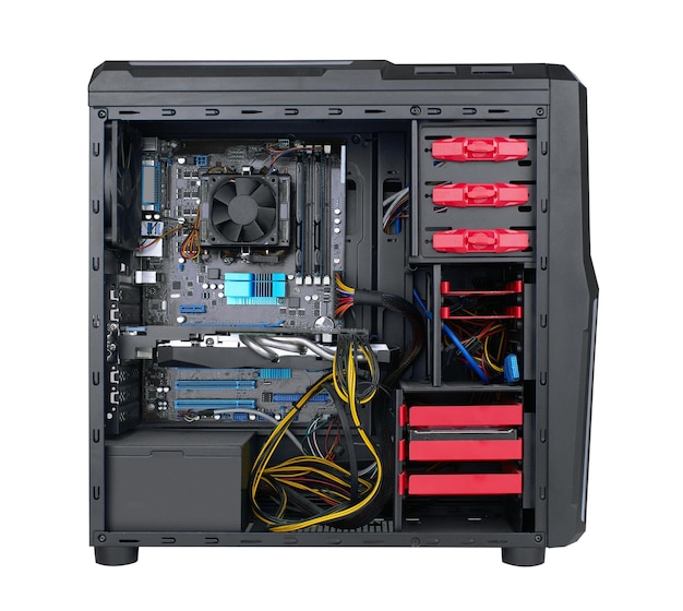 Computadores de secretária e componentes visíveis