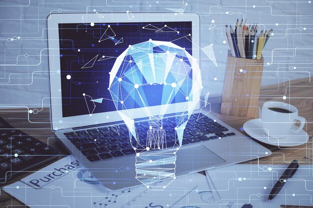 Computer auf dem Desktop im Büro mit Glühbirnen-Symbol-Hologramm, Doppelbelichtung, Konzept der Idee