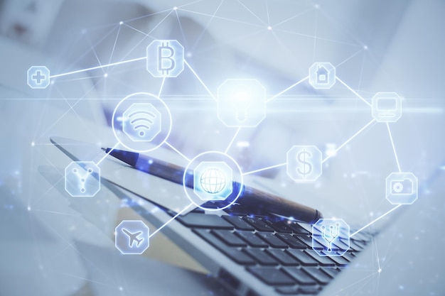 Computer auf dem Desktop mit Hologramm des sozialen Netzwerks Mehrfachbelichtung Konzept der internationalen Menschenverbindungen