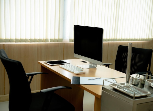 Computer auf dem Schreibtisch im Büro.