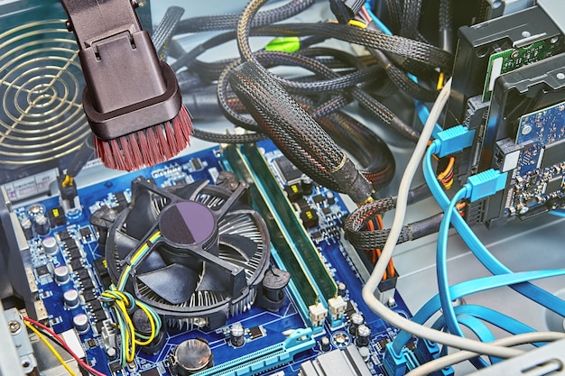 Computer-CPU-Lüfter mit tragbarem Staubsauger reinigen