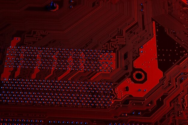 Computer-CPU-Prozessor-Chip auf Platine Motherboard Hintergrund Nahaufnahme mit rotblauer Beleuchtung