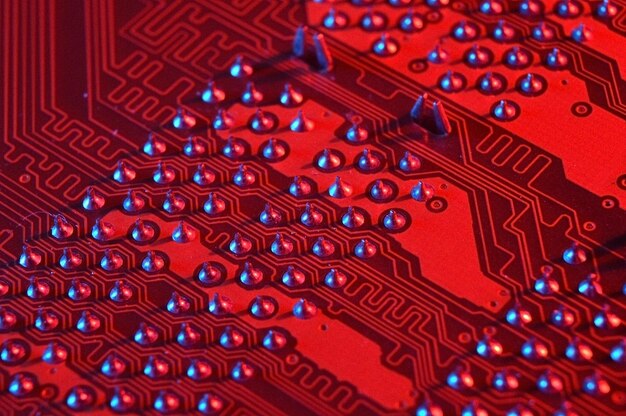 Foto computer-cpu-prozessor-chip auf platine motherboard hintergrund nahaufnahme mit rotblauer beleuchtung