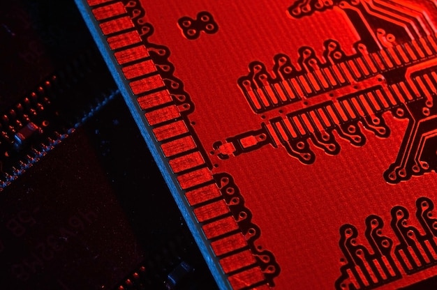 Foto computer-cpu-prozessor-chip auf platine motherboard hintergrund nahaufnahme mit rotblauer beleuchtung