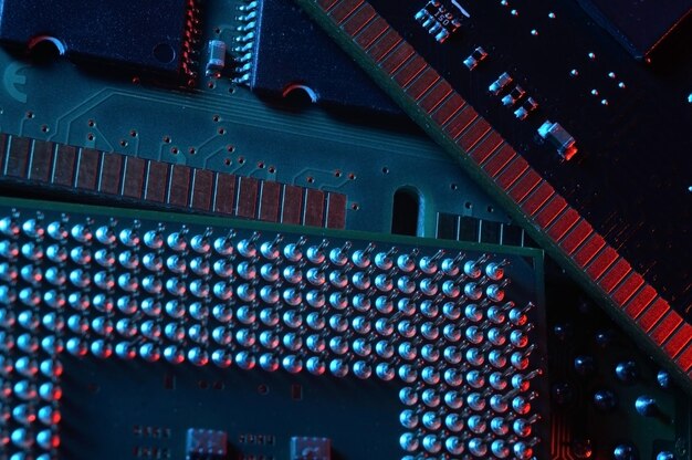 Foto computer-cpu-prozessor-chip auf platine motherboard hintergrund nahaufnahme mit rotblauer beleuchtung