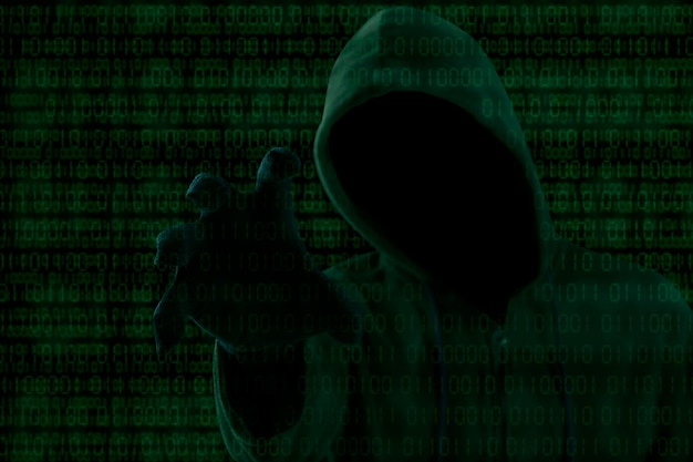 Computer-Hacker mit Kapuze gegen beleuchtete Texte